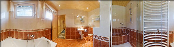 360-Grad-Panorama zwischen Dusche und Wanne im Badezimmer des Seeappartement 2 · Ferienpark am Ellbogensee