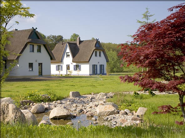 Foto: Reetgedeckte Ferienhaeuser im Reethausdorf Scharmuetzelsee