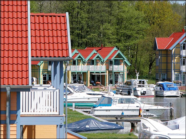 Ferienhaeuser mit Bootsanleger im Hafendorf Rheinsberg