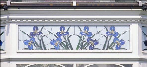 Bleiverglasung mit dem Motiv der Iris oder Schwertlilie Wintergarten Bleiverglasung mit Blumenmotiv einer Schwertlilie